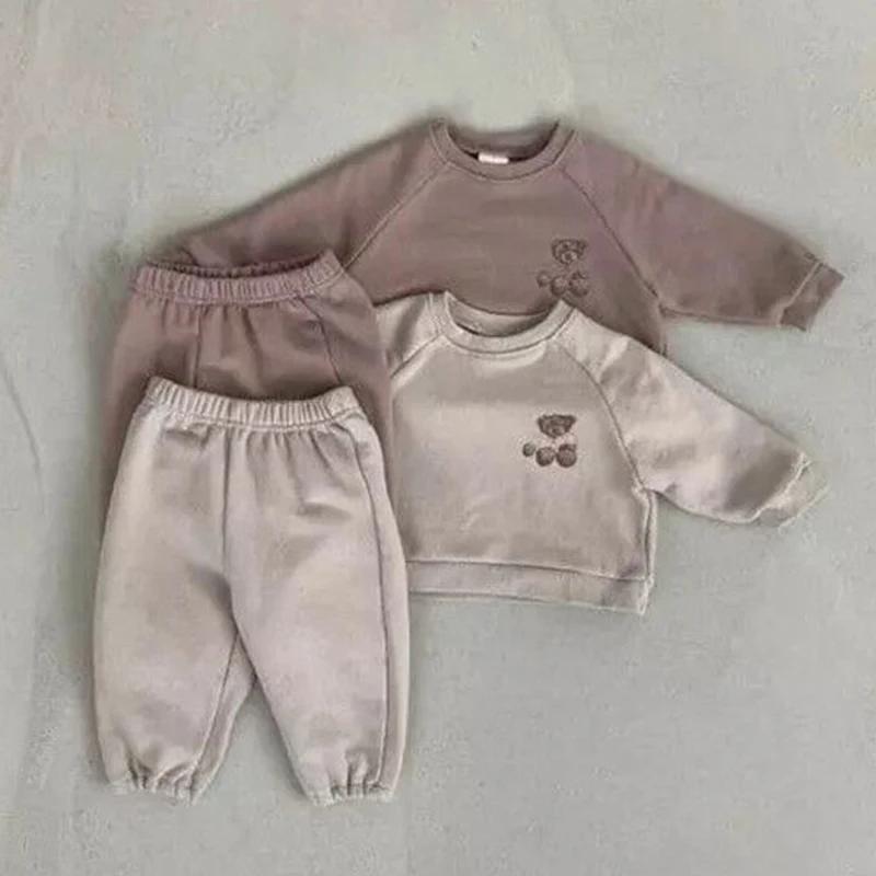 Children's clothing boys and girls pullover cotton trousers suit baby simple cartoon bear round neck long sleeve two-piece suit
Children's clothing boys and girls pullover cotton trousers suit baby simple cartoon bear round neck long sleeve two-piece suit