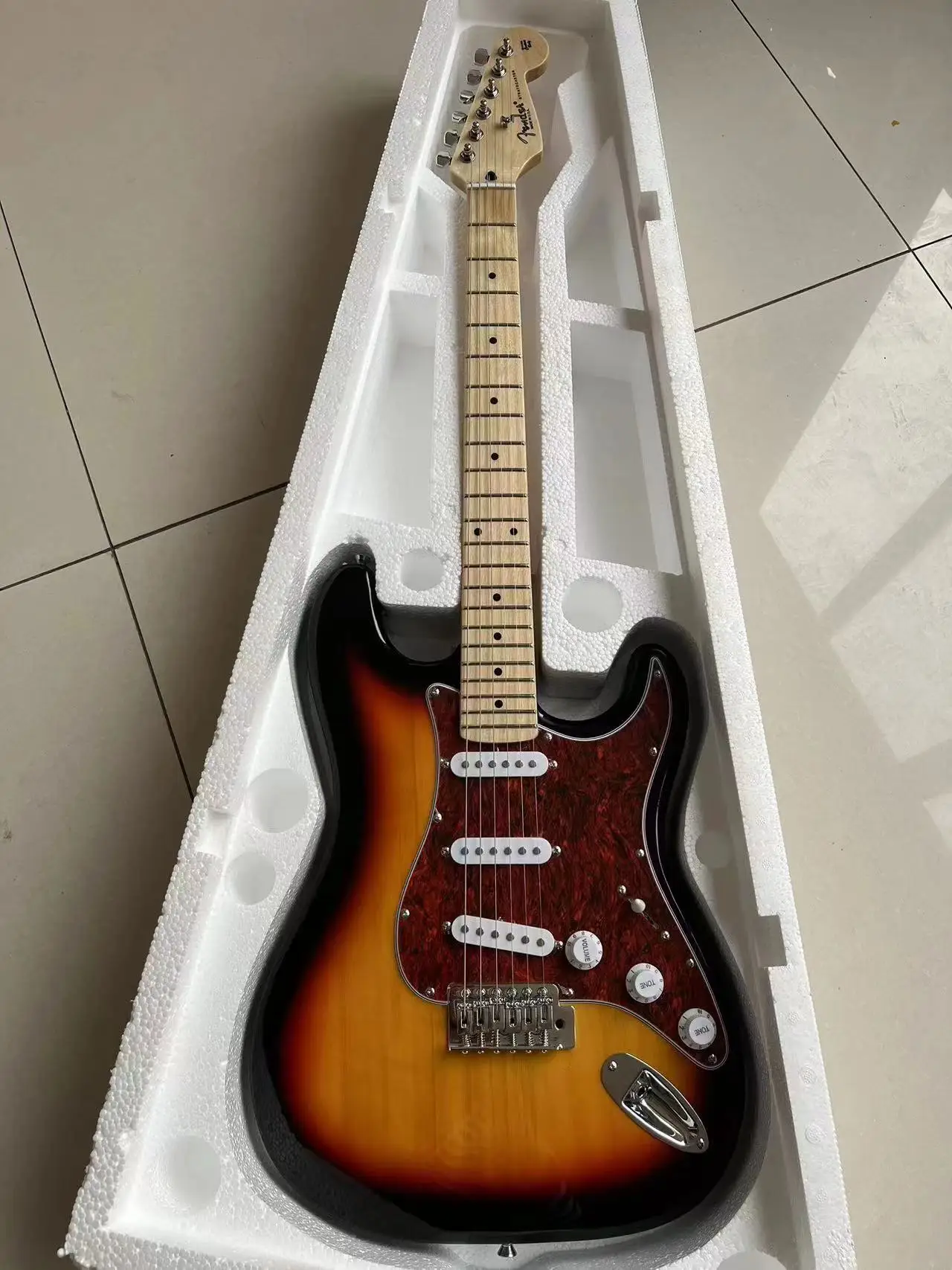 Electric Guitar Scalloped Maple Fingerboard 22 Frets Professional groove High Quality Yngwie Malmsteen Cream Guitars HGSSG 
Electric Guitar Scalloped Maple Fingerboard 22 Frets Professional groove High Quality Yngwie Malmsteen Cream Guitars HGSSG