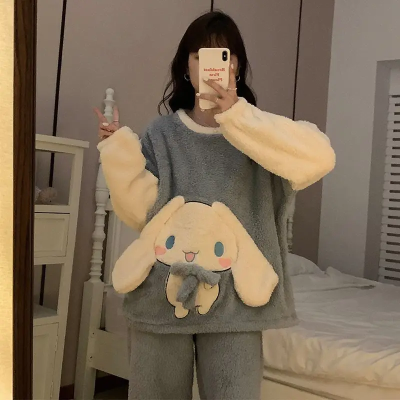 Оригинальная пижама из кораллового флиса Cinnamoroll Женская осенне-зимняя бархатная утепленная фланелевая Домашняя одежда Sanrio Костюм-двойка
Оригинальная пижама из кораллового флиса Cinnamoroll Женская осенне-зимняя бархатная утепленная фланелевая Домашняя одежда Sanrio Костюм-двойка