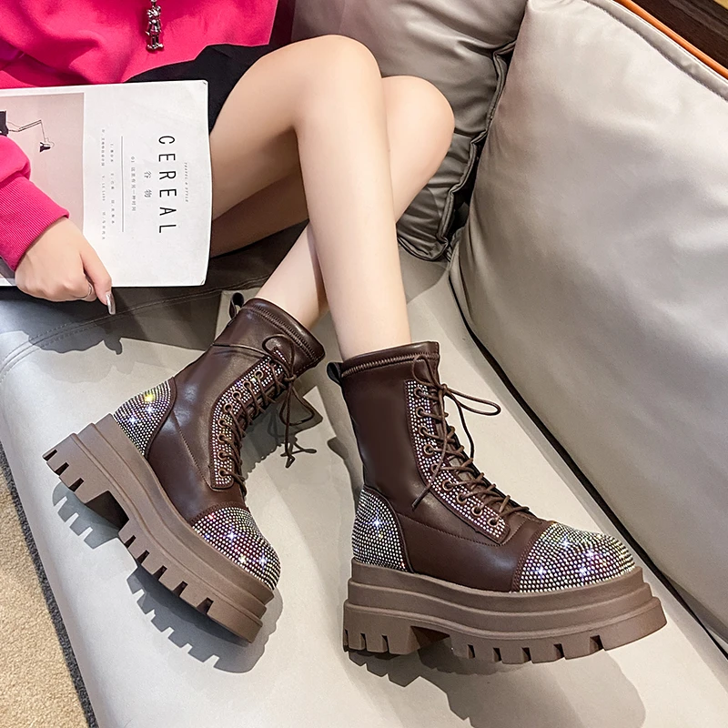 2023 Women Ankle Boots Square Heel Platform Waterproof Style Tiny Spot Shoes Metal Lace-up Round Toe Chunky Motorcycle Boots
2023 Women Ankle Boots Square Heel Platform Waterproof Style Tiny Spot Shoes Metal Lace-up Round Toe Chunky Motorcycle Boots