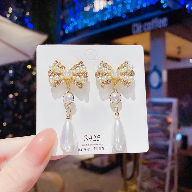 European and American gentle bow pearl earrings Chinese and Korean ins super fairy small fragrance earrings fashion long tassel
European and American gentle bow pearl earrings Chinese and Korean ins super fairy small fragrance earrings fashion long tassel