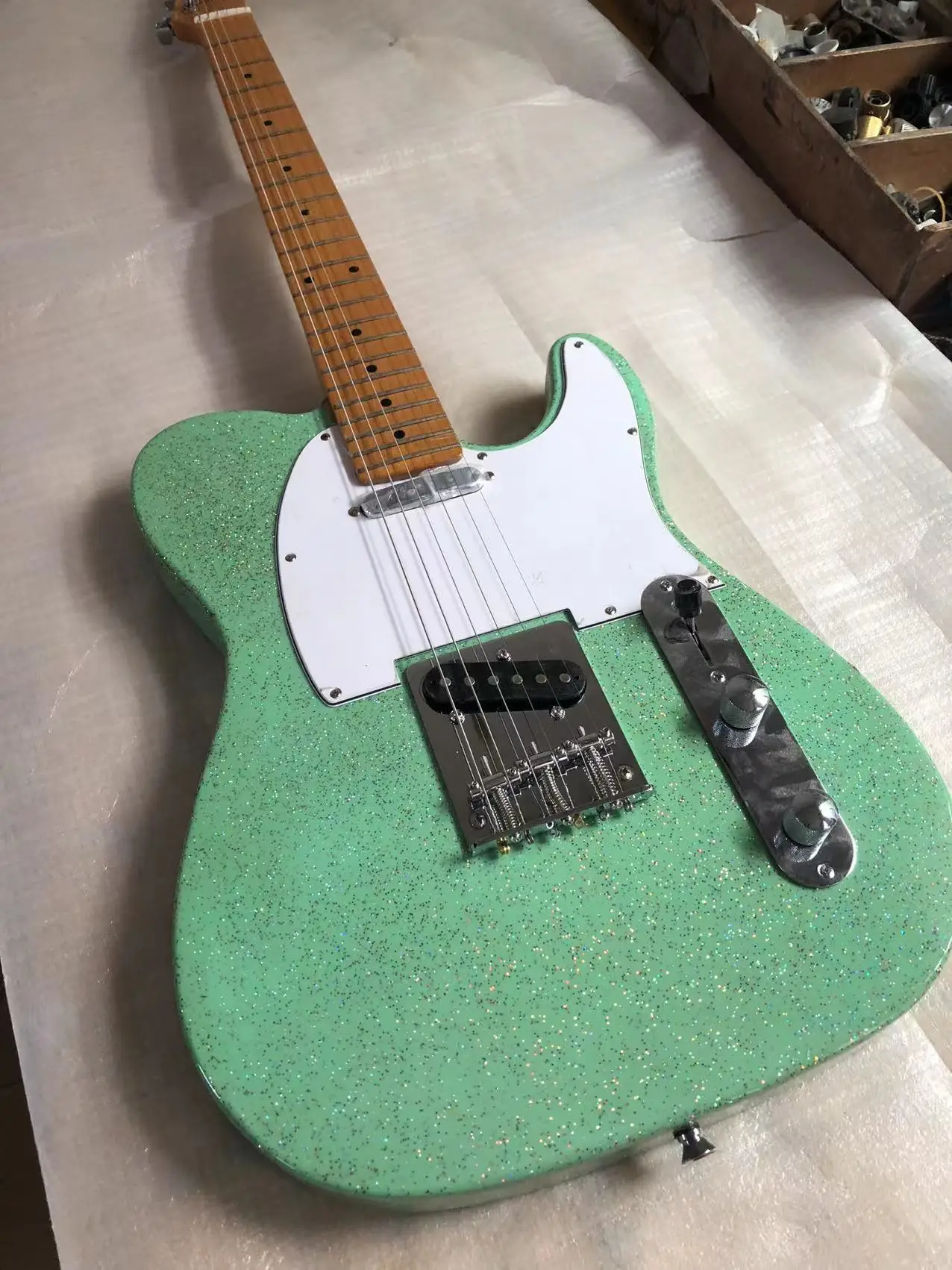 Metal Green 6 String Electric Guitar Solid Basswood Body Chrome Hardware Good Timbre Free Delivery
Metal Green 6 String Electric Guitar Solid Basswood Body Chrome Hardware Good Timbre Free Delivery
