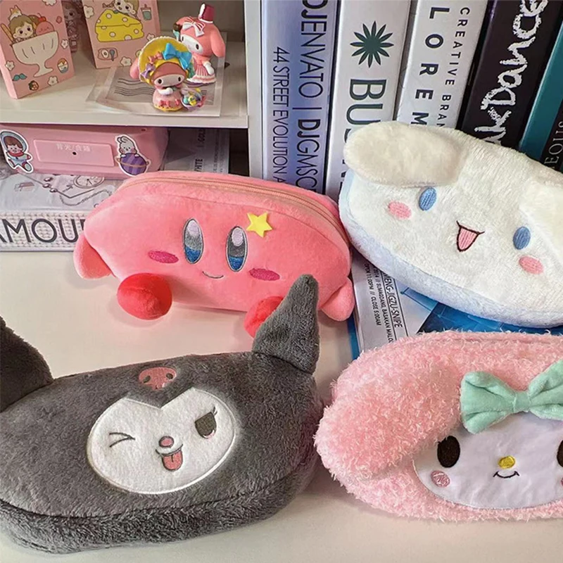 Плюшевый чехол-карандаш Sanrios, мультяшный аниме Mylody Kuromi Cinnamoroll Kawaii, сумка для хранения канцелярских принадлежностей, женский подарок
Плюшевый чехол-карандаш Sanrios, мультяшный аниме Mylody Kuromi Cinnamoroll Kawaii, сумка для хранения канцелярских принадлежностей, женский подарок