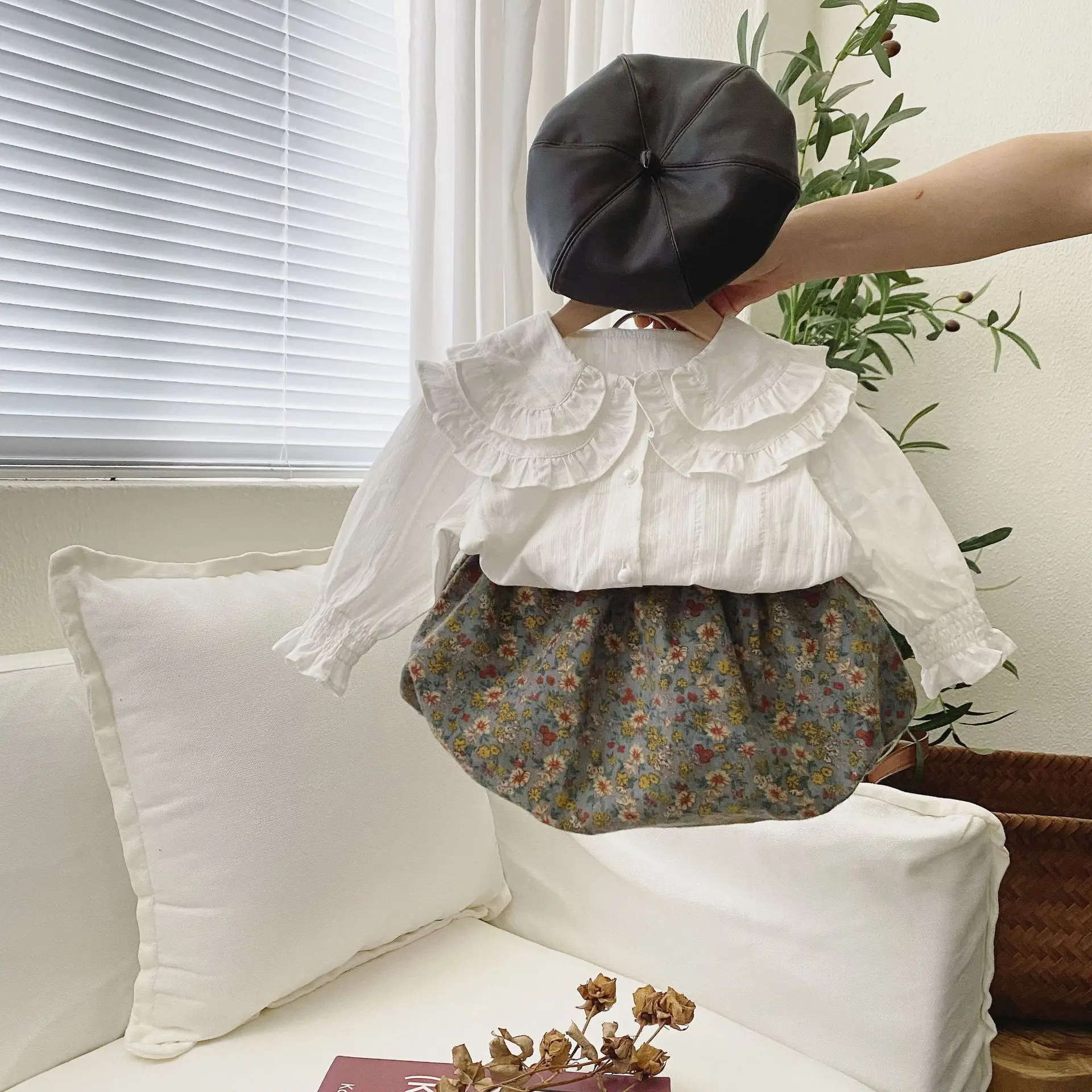 Детская одежда, комплект из двух предметов для девочек, рубашка, брюки с ягодицами, Корейская Мягкая однотонная модная Милая принцесса с гофрированным краем и цветочным принтом 
Детская одежда, комплект из двух предметов для девочек, рубашка, брюки с ягодицами, Корейская Мягкая однотонная модная Милая принцесса с гофрированным краем и цветочным принтом