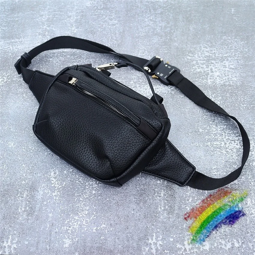 ALYX 1017 Classic Leather 9SM ID Bags Men Women Metal Bar Zipper Alyx Bag Black Buckle Backpacks Dual Purpose
ALYX 1017 Classic Leather 9SM ID Bags Men Women Metal Bar Zipper Alyx Bag Black Buckle Backpacks Dual Purpose