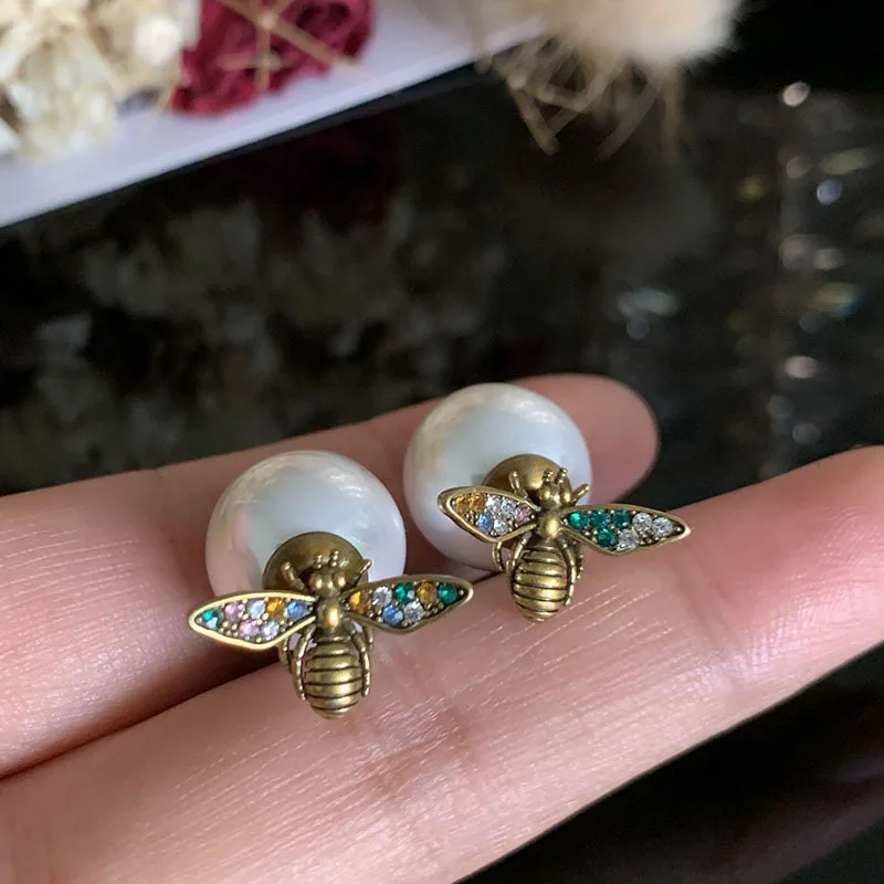 Luxury S925 Bee Pearl Stud Earrings Women Retro Exquisite Crystal Insects Designer Earring Party Jewelry Wedding Birthday Gift
Luxury S925 Bee Pearl Stud Earrings Women Retro Exquisite Crystal Insects Designer Earring Party Jewelry Wedding Birthday Gift