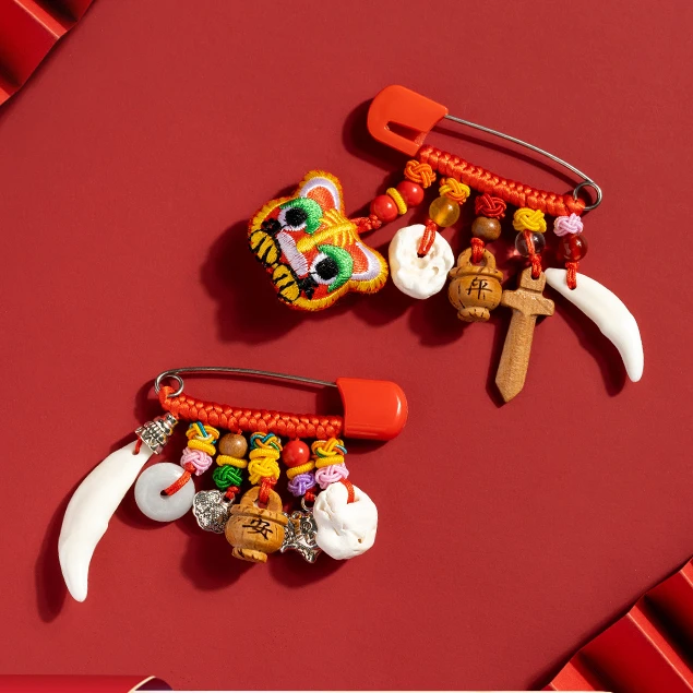 Baby pendant children, pregnant women, peach wood peace amulet pin, go out to press the alarm, prevent fright
Baby pendant children, pregnant women, peach wood peace amulet pin, go out to press the alarm, prevent fright