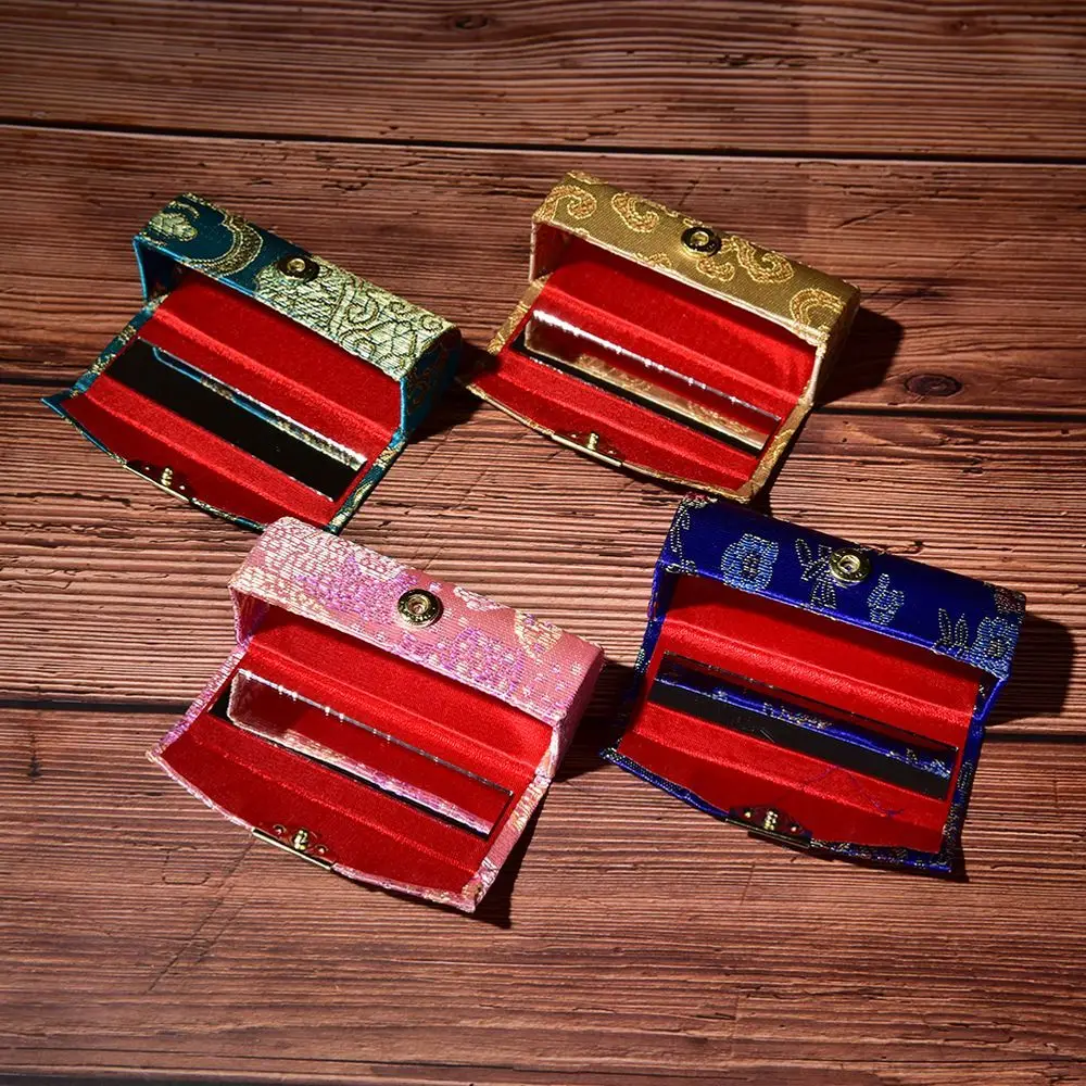 Random Color Silk Satin Design Packing Boxes with Mirror Lipstick Box Lipstick Holder Lipstick Case Packaging Box
Random Color Silk Satin Design Packing Boxes with Mirror Lipstick Box Lipstick Holder Lipstick Case Packaging Box