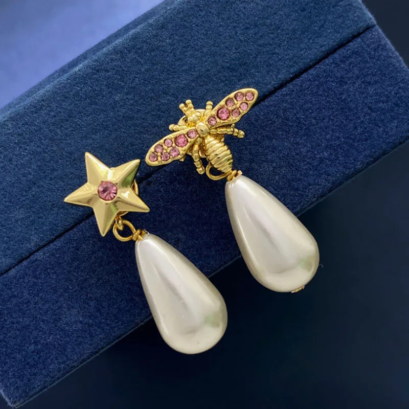Donia Jewelry Fashion New Drop Pearl Titanium Steel Micro-Inlaid AAA Zircon Bee Star Earrings Luxury Retro Accessories.
Donia Jewelry Fashion New Drop Pearl Titanium Steel Micro-Inlaid AAA Zircon Bee Star Earrings Luxury Retro Accessories.