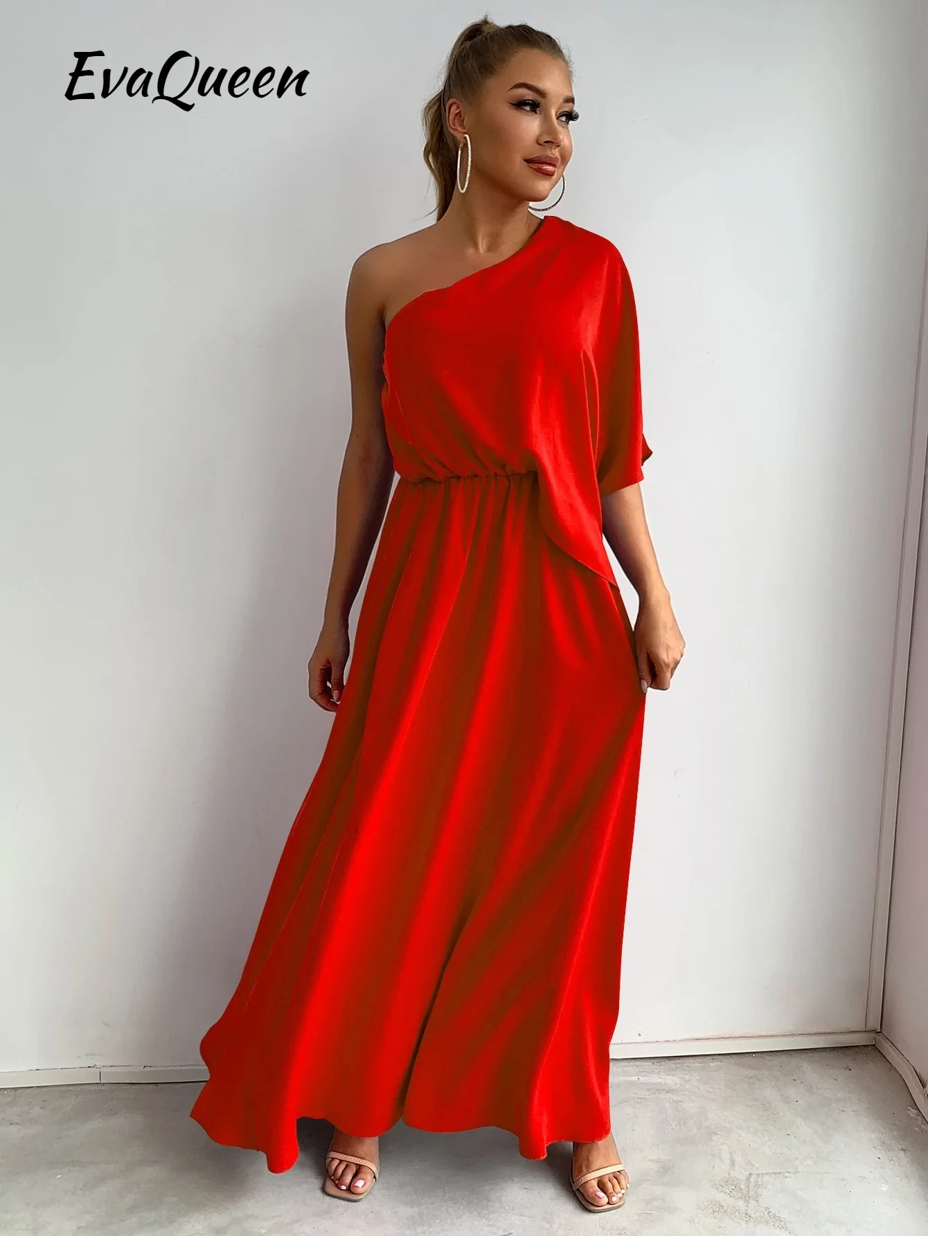 Платье EvaQueen на одно плечо с рукавом летучая мышь 
Платье EvaQueen на одно плечо с рукавом летучая мышь