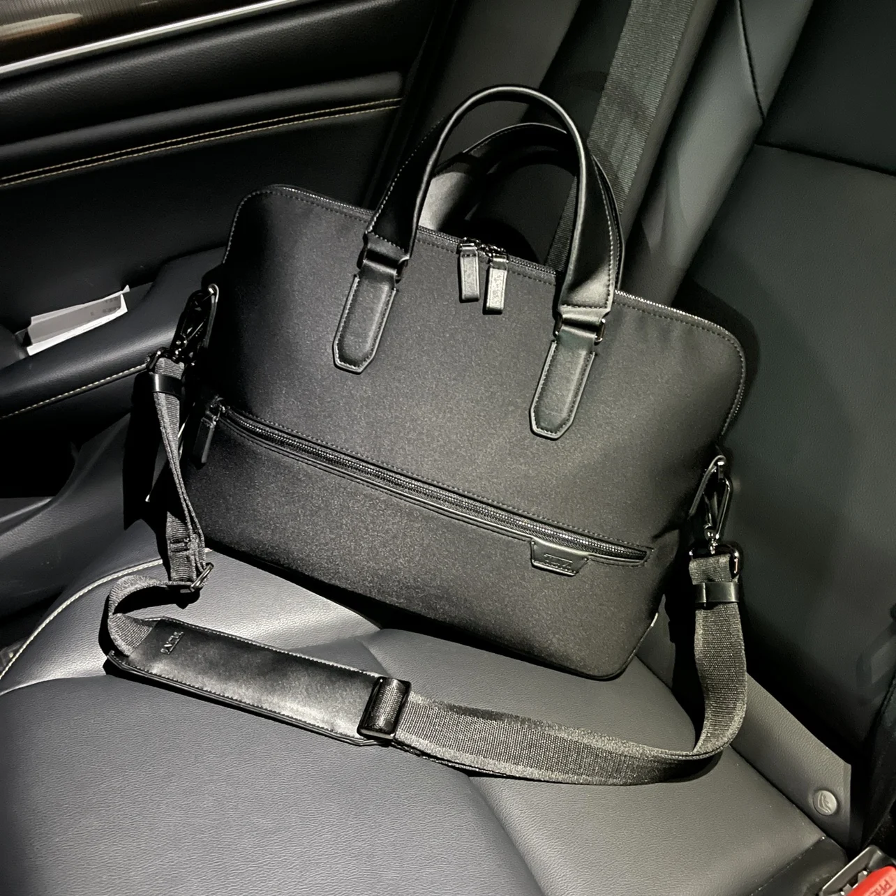 Tumi Fashion Business Simplicity Convenient Thin Men's Briefcase Tote Briefcase Document Bag Laptop Bag Messenger Bag Men
Tumi Fashion Business Simplicity Convenient Thin Men's Briefcase Tote Briefcase Document Bag Laptop Bag Messenger Bag Men