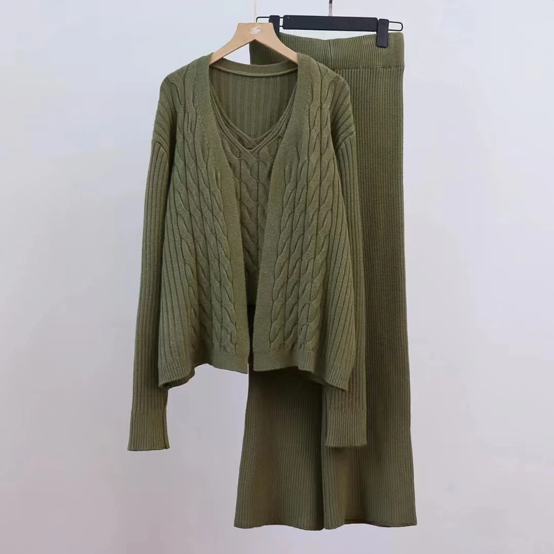 Новинка Осень-зима 2023 высококачественный Женский вязаный свитер костюм из трех предметов женский эластичный кардиган с поясом 
Новинка Осень-зима 2023 высококачественный Женский вязаный свитер костюм из трех предметов женский эластичный кардиган с поясом