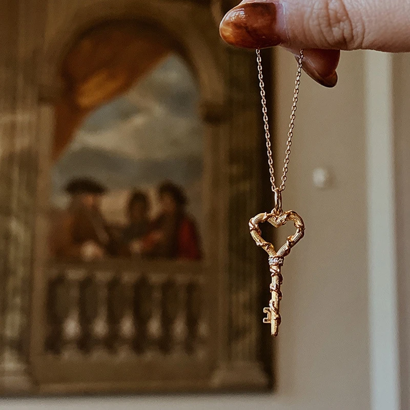 Morivovog 925 Sterling Silver Vine Heart Key Pendant Necklace for Women Inlay Zircon Luxury Creative Necklace Festival Jewelry
Morivovog 925 Sterling Silver Vine Heart Key Pendant Necklace for Women Inlay Zircon Luxury Creative Necklace Festival Jewelry