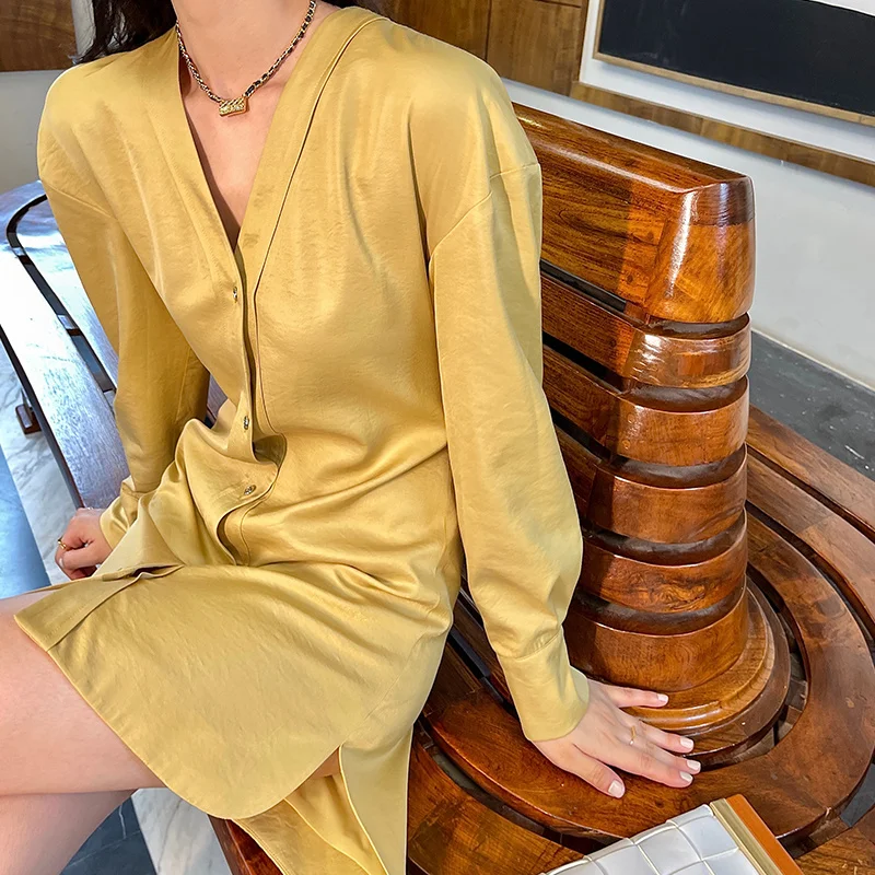 Женское платье с V-образным вырезом и длинным рукавом 
Женское платье с V-образным вырезом и длинным рукавом