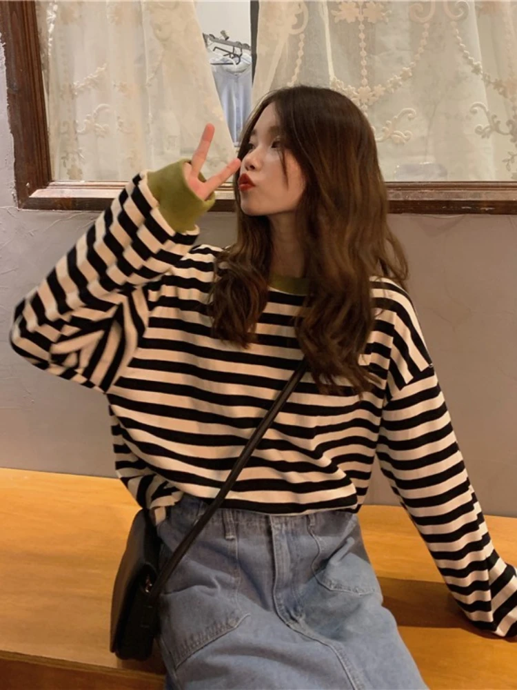 Long-sleeved T-shirt Top Women's 2022 Spring Autumn New Korean High Street Loose O-neck Stitching Striped Pullover Sweatshirt
Long-sleeved T-shirt Top Women's 2022 Spring Autumn New Korean High Street Loose O-neck Stitching Striped Pullover Sweatshirt