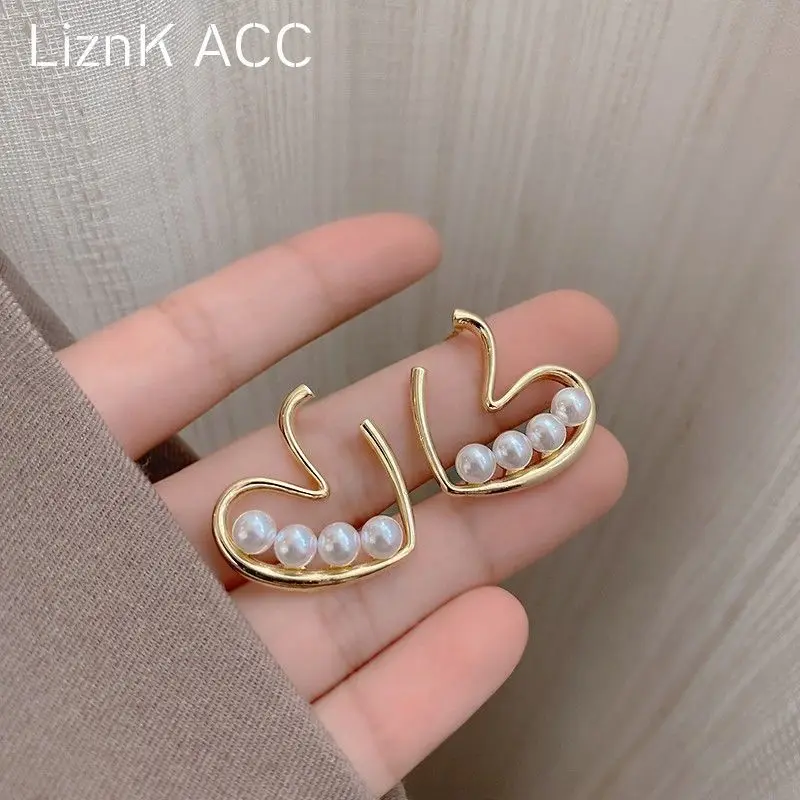 2022 New Fashion Gold Line Love Row Pearl Earrings for Woman Art Design Golden Love Heart Stud Earrings Wedding Jewelry Gift
2022 New Fashion Gold Line Love Row Pearl Earrings for Woman Art Design Golden Love Heart Stud Earrings Wedding Jewelry Gift