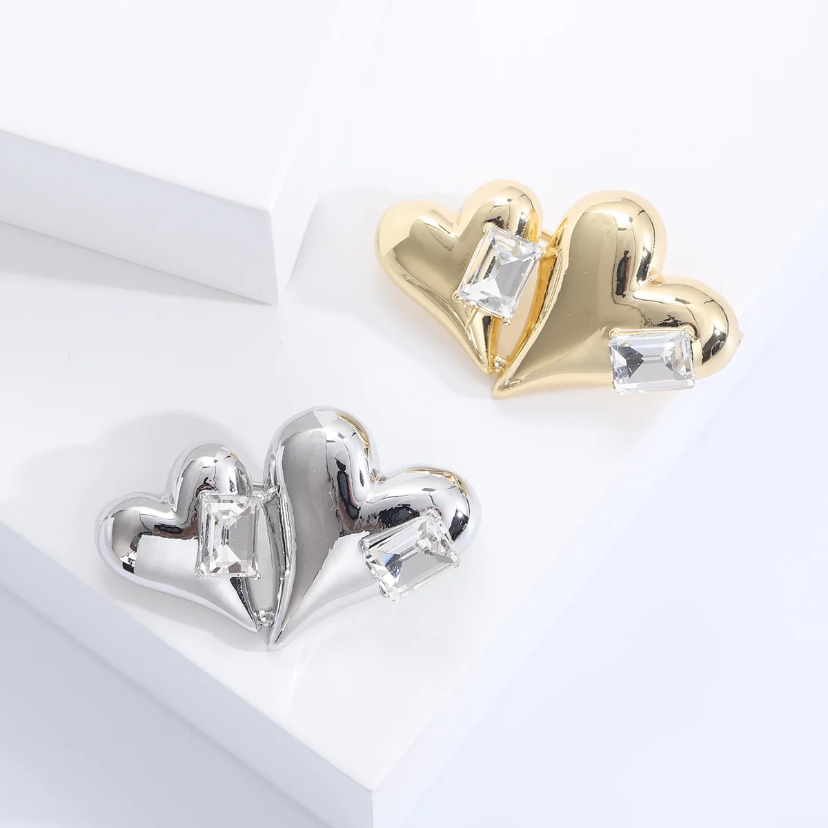 Double Love Heart Shape Brooches For Women Unisex Elegant Rhinestone Heart Pins Sweater Cardigan Buckle Accesories Jewelry
Double Love Heart Shape Brooches For Women Unisex Elegant Rhinestone Heart Pins Sweater Cardigan Buckle Accesories Jewelry