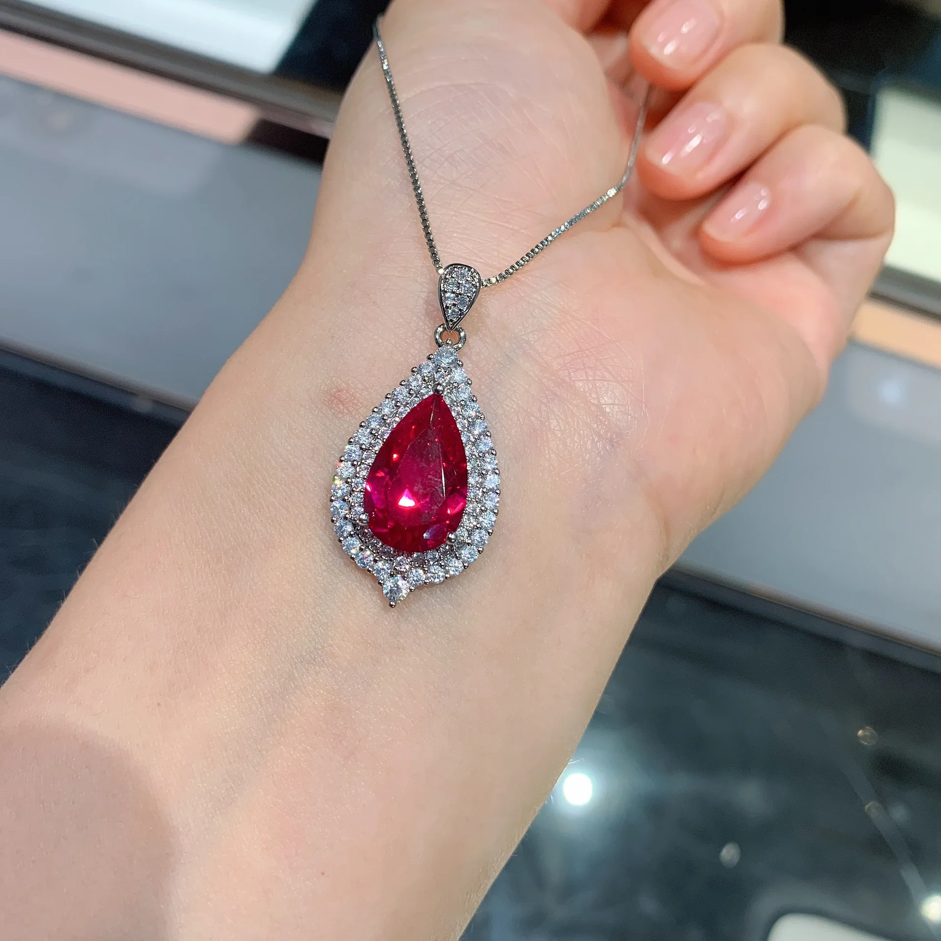 New high quality fashion S925 silver necklace red drop-shaped pendant necklace suitable for couple gifts
New high quality fashion S925 silver necklace red drop-shaped pendant necklace suitable for couple gifts