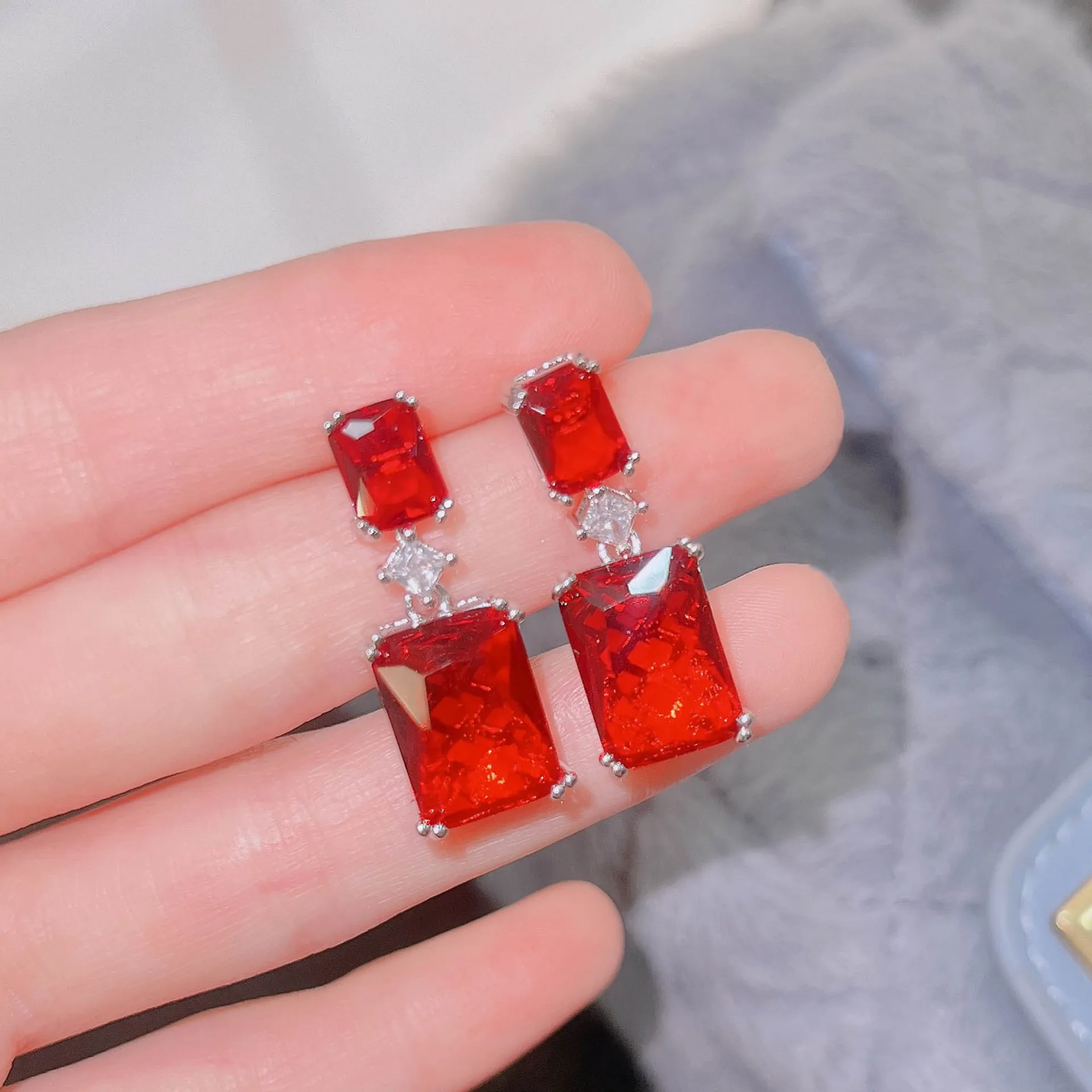 Foydjew European American Retro Simulated Emerald Ruby Earrings Elegant Silver Color Women's Trendy Color Gemstone Drop Earring
Foydjew European American Retro Simulated Emerald Ruby Earrings Elegant Silver Color Women's Trendy Color Gemstone Drop Earring