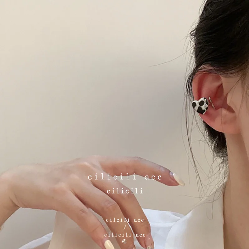 Black Love Cow Grain Ear Bone Clip Cute Sweet Simple Classic No Pierced Clip Earrings Korean Fashion Jewelry For Female 1pc
Black Love Cow Grain Ear Bone Clip Cute Sweet Simple Classic No Pierced Clip Earrings Korean Fashion Jewelry For Female 1pc