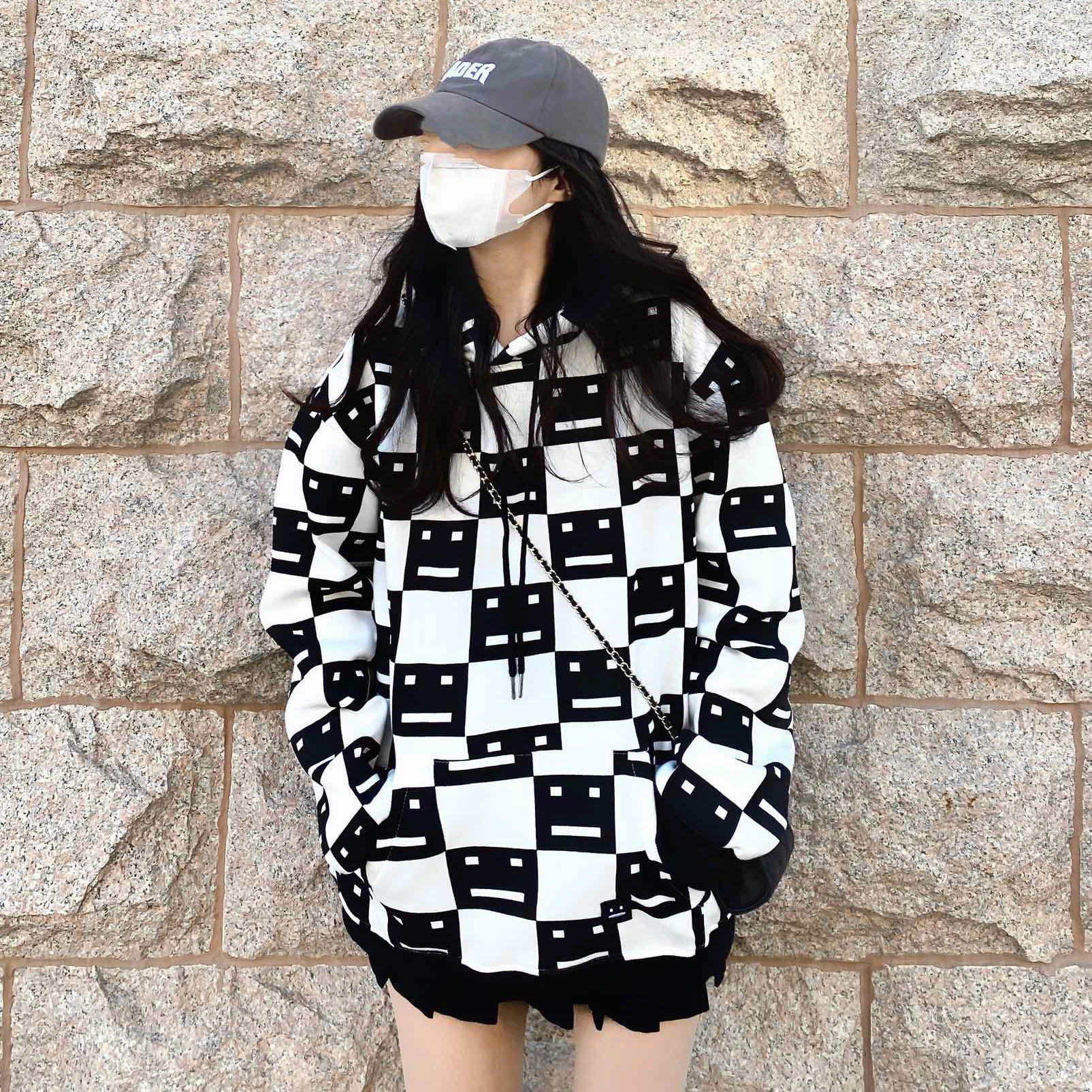 

Acne Studios 22FW New Smiling Face Expression Back And White Chessboard Checked Hooded Plush Sweater
