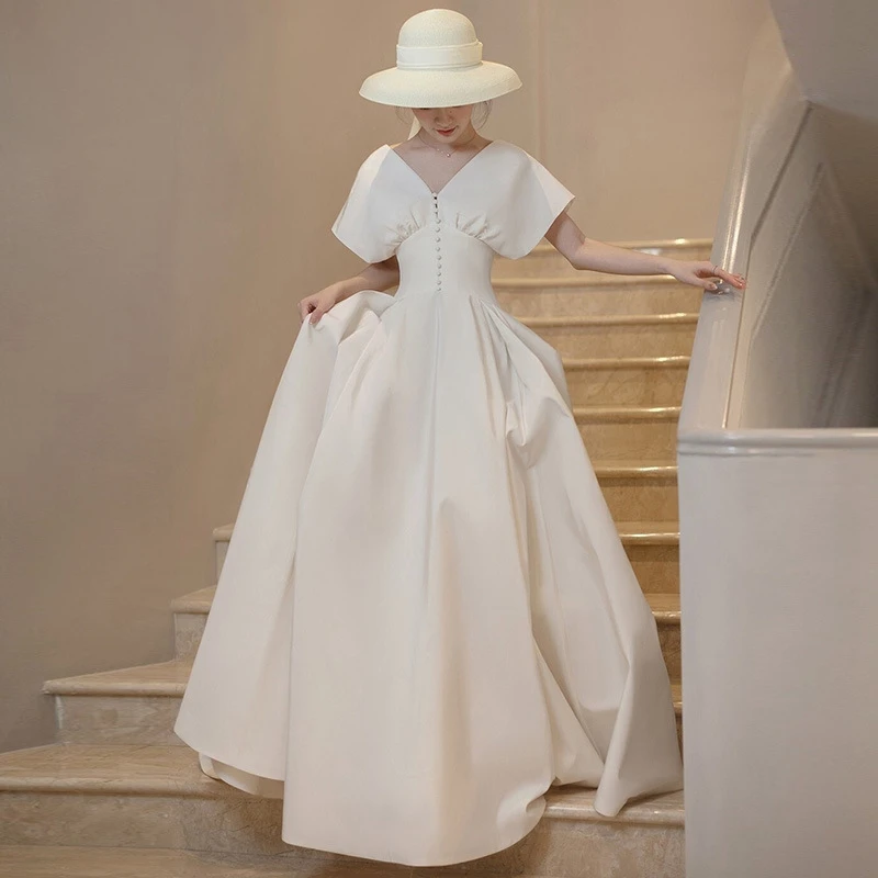 French Light Wedding Dress V-neck Backless Evening Dress Daily Travel Pat Vintage White Satin Simple Little Dress
French Light Wedding Dress V-neck Backless Evening Dress Daily Travel Pat Vintage White Satin Simple Little Dress