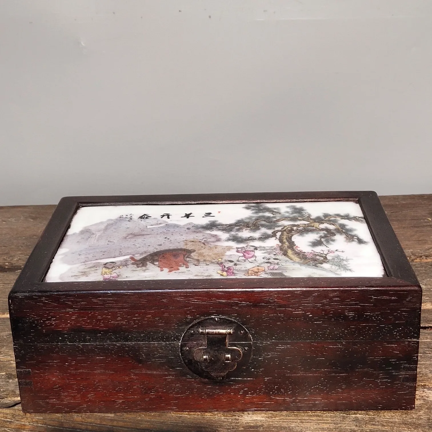 11" Chinese Folk Collection Old Rosewood mosaic Porcelain plate Sanyang Kaitai Jewelry Box storage box office ornament
11" Chinese Folk Collection Old Rosewood mosaic Porcelain plate Sanyang Kaitai Jewelry Box storage box office ornament