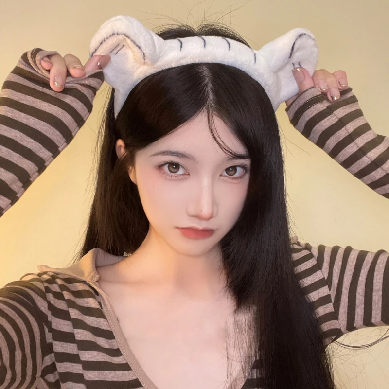 Cute cartoon tiger ear headband ladies face hair clip plush headband Tiger year headpiece New Year's Hair accessory
Cute cartoon tiger ear headband ladies face hair clip plush headband Tiger year headpiece New Year's Hair accessory