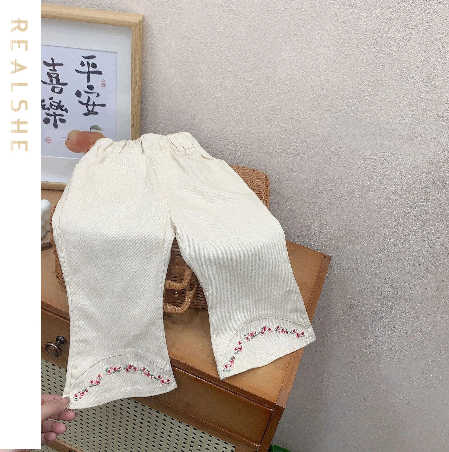 2023 New Sweet Kids Girls Pants Floral Embroidery Baby Trousers Autumn Girls Flare Pants Children Trousers ClothingC01
2023 New Sweet Kids Girls Pants Floral Embroidery Baby Trousers Autumn Girls Flare Pants Children Trousers ClothingC01
