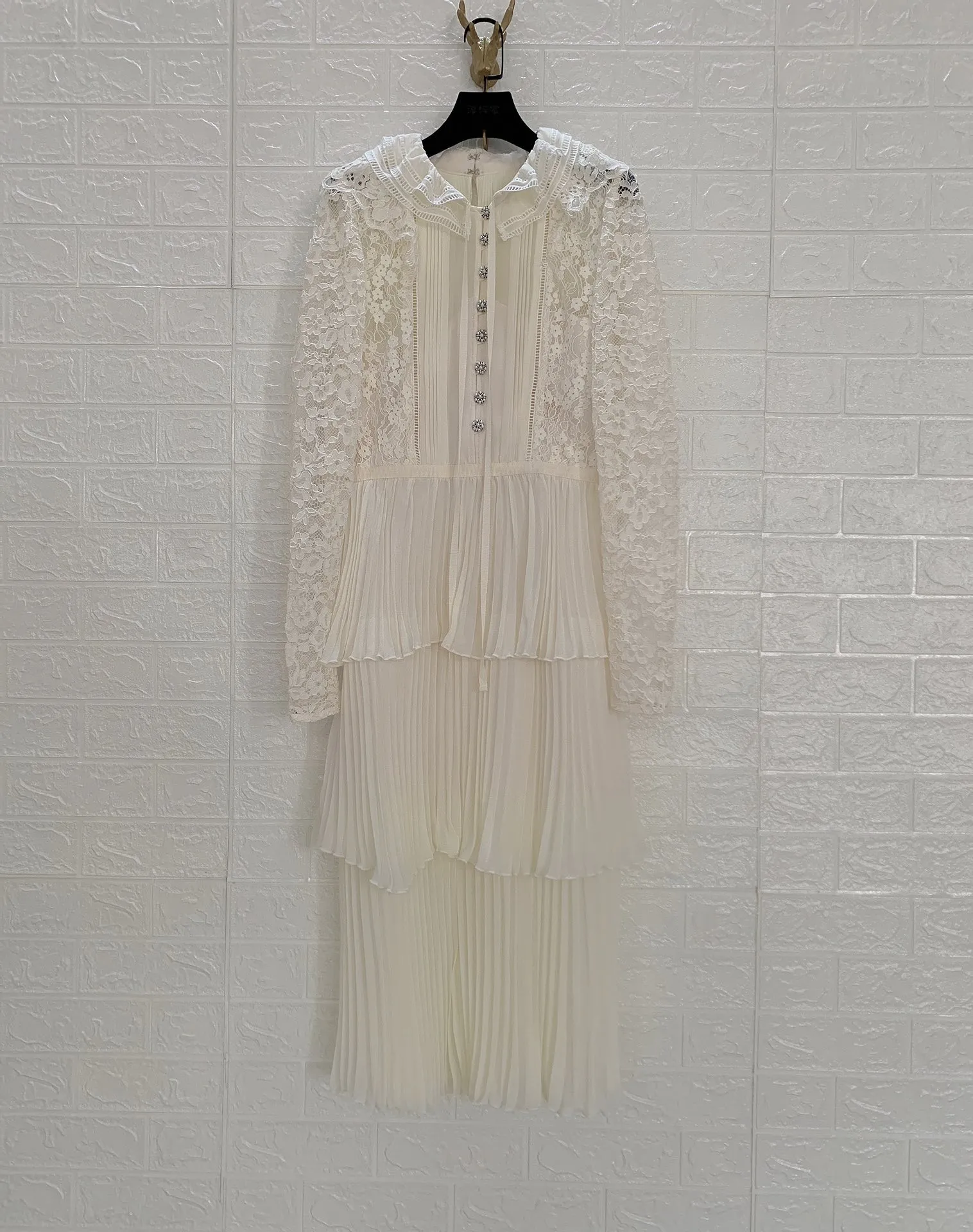 Женское шифоновое платье цвета слоновой кости, маленькое кружевное ламинированное платье с воротником-стойкой и длинным рукавом, весна 2022
Женское шифоновое платье цвета слоновой кости, маленькое кружевное ламинированное платье с воротником-стойкой и длинным рукавом, весна 2022