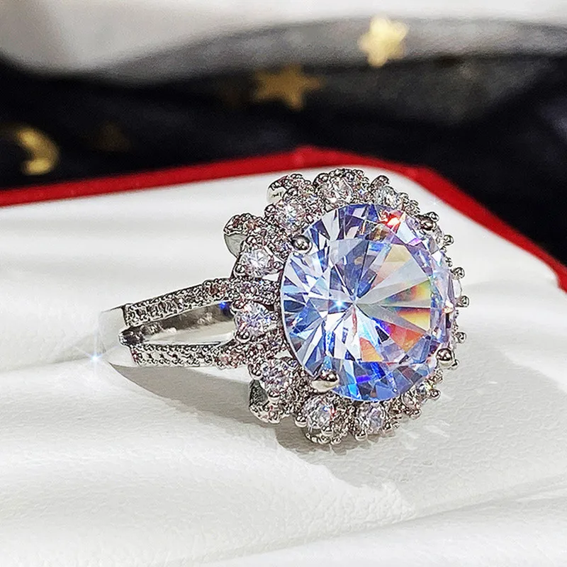 Exquisite Flower Shaped Round Cut White Cubic Zirconia CZ Stone Rings For Women Bride Wedding Engagement Ring Jewelry Gift
Exquisite Flower Shaped Round Cut White Cubic Zirconia CZ Stone Rings For Women Bride Wedding Engagement Ring Jewelry Gift