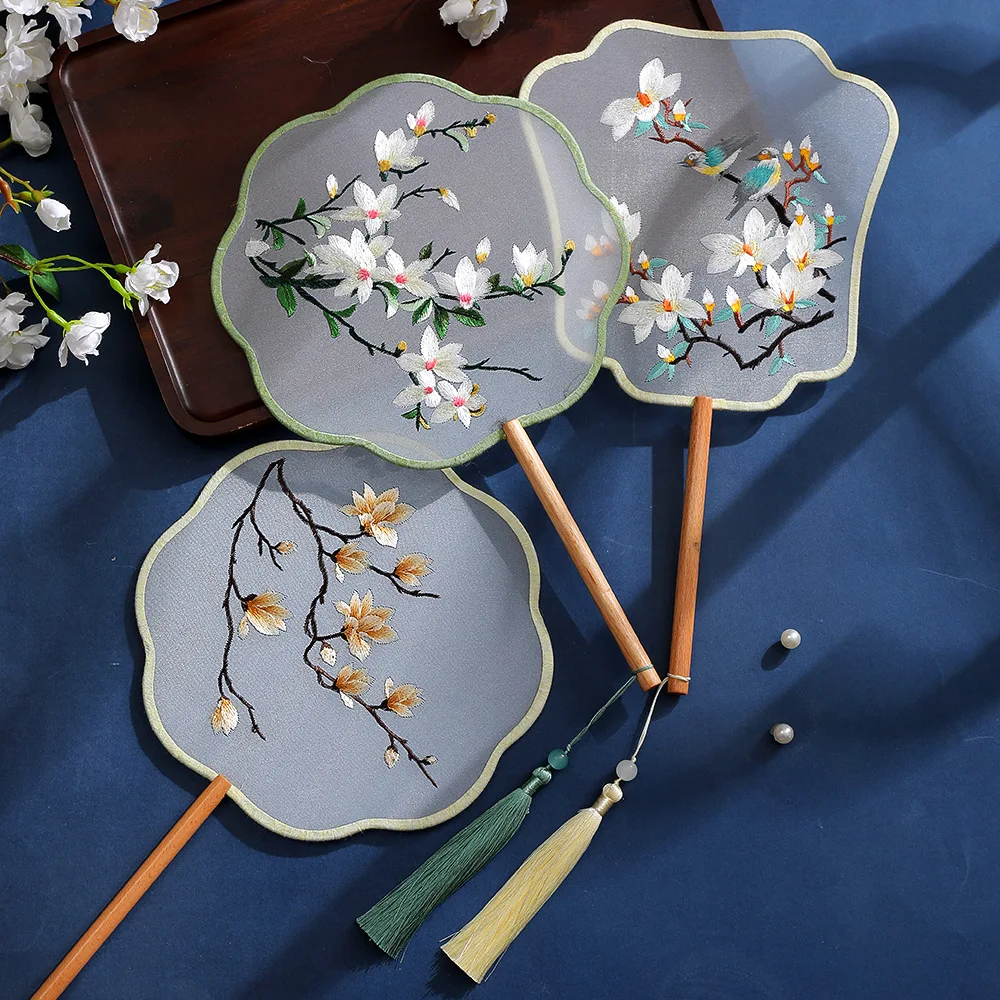 Bamboo Handle Silk Vintage Printing Round Chinese Fan Painting Embroidery Big Hand Long Handle Round Antique Han Party Favors
Bamboo Handle Silk Vintage Printing Round Chinese Fan Painting Embroidery Big Hand Long Handle Round Antique Han Party Favors