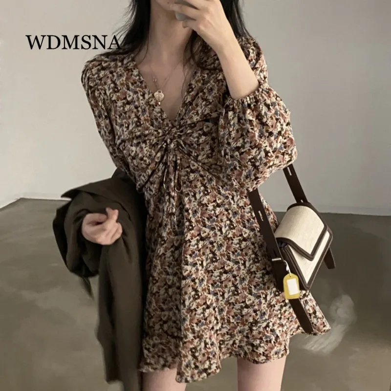WDMSNA Vintage Pleated V-neck Robe Korean Ins Autumn New A-line Vestidos Print Floral Slim Waist Long Sleeve Short Women Dress
WDMSNA Vintage Pleated V-neck Robe Korean Ins Autumn New A-line Vestidos Print Floral Slim Waist Long Sleeve Short Women Dress