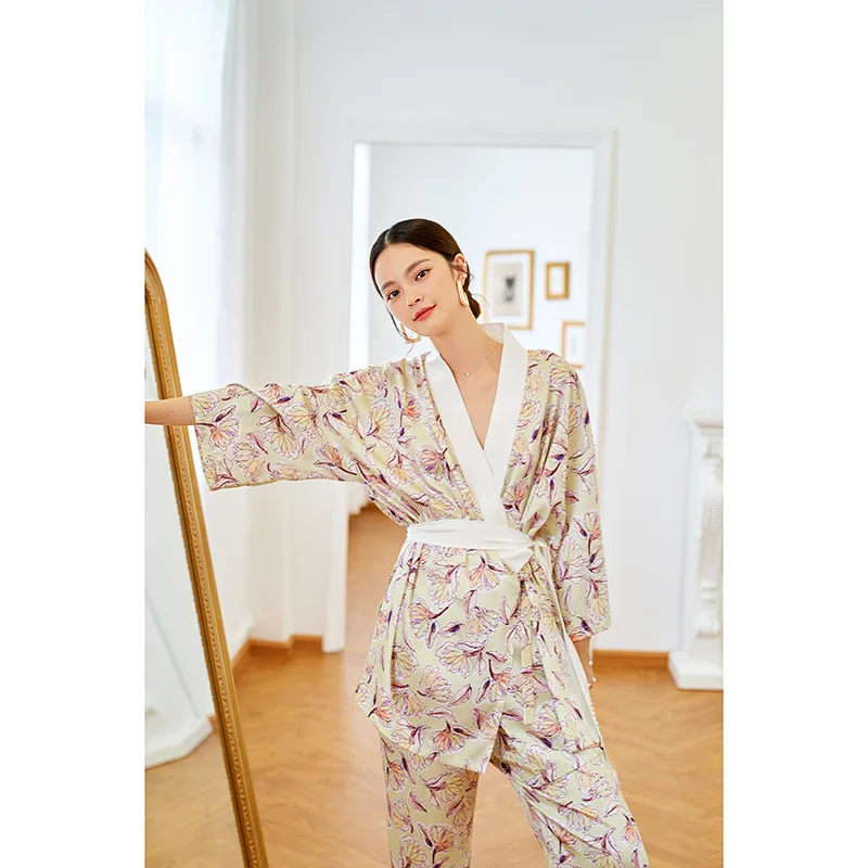 2022 Ice Silk Robe Pajamas Women Long-sleeved Trousers 2-piece Suit Fresh Home Clothes V-Neck Print Satin Sleepwear Belt Pajama
2022 Ice Silk Robe Pajamas Women Long-sleeved Trousers 2-piece Suit Fresh Home Clothes V-Neck Print Satin Sleepwear Belt Pajama