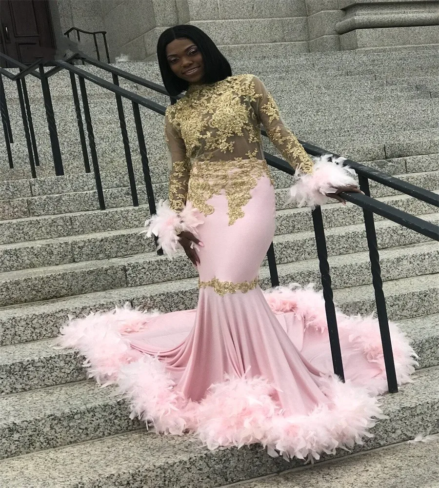Luxury Pink Feather Prom Dresses For Black Girls Elegant Mermaid Long Sleeves Gold Lace Appliques Formal Occasion Party Gowns
Luxury Pink Feather Prom Dresses For Black Girls Elegant Mermaid Long Sleeves Gold Lace Appliques Formal Occasion Party Gowns