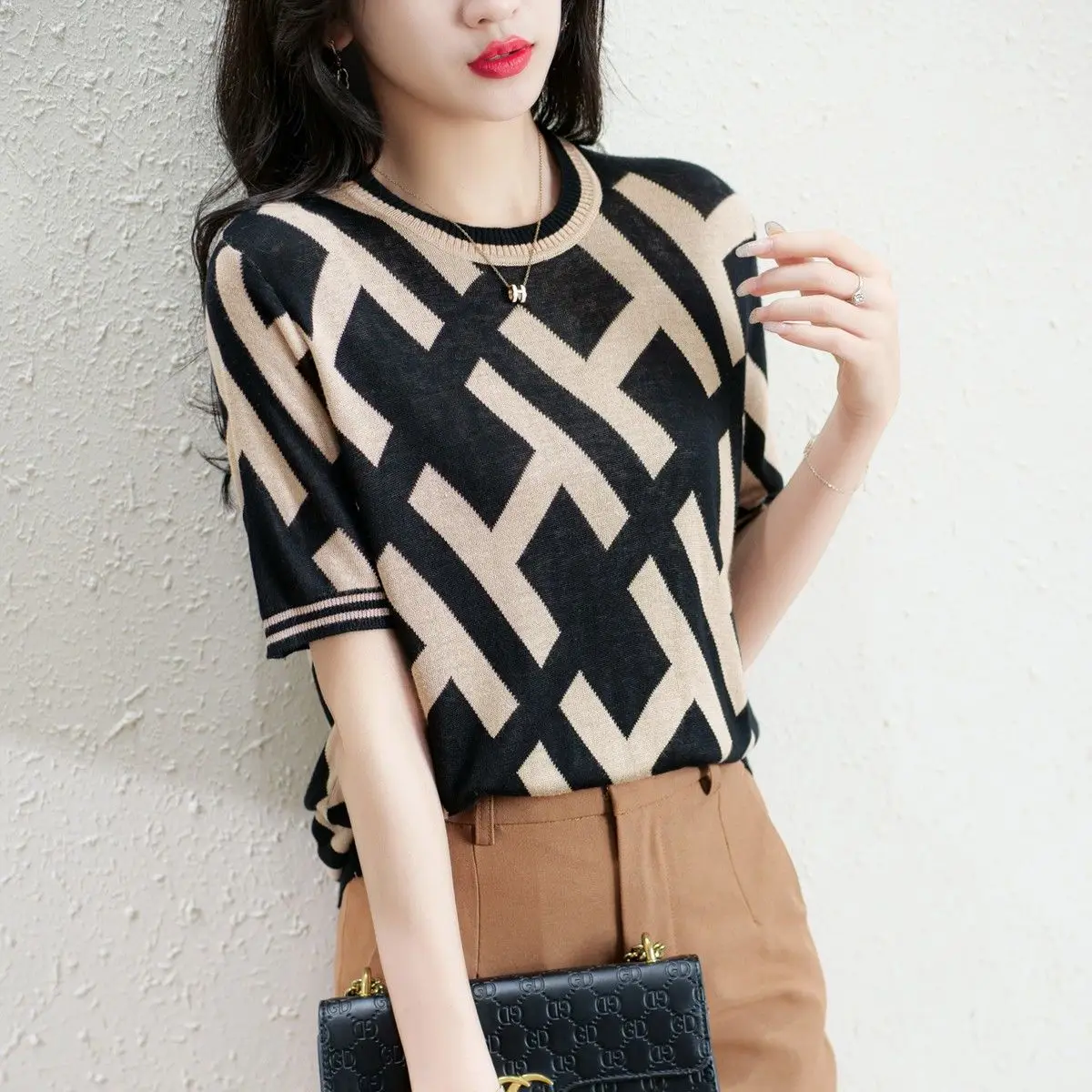 French new spring and summer with short sleeves han edition easing round collar sweater T-shirt coat
French new spring and summer with short sleeves han edition easing round collar sweater T-shirt coat