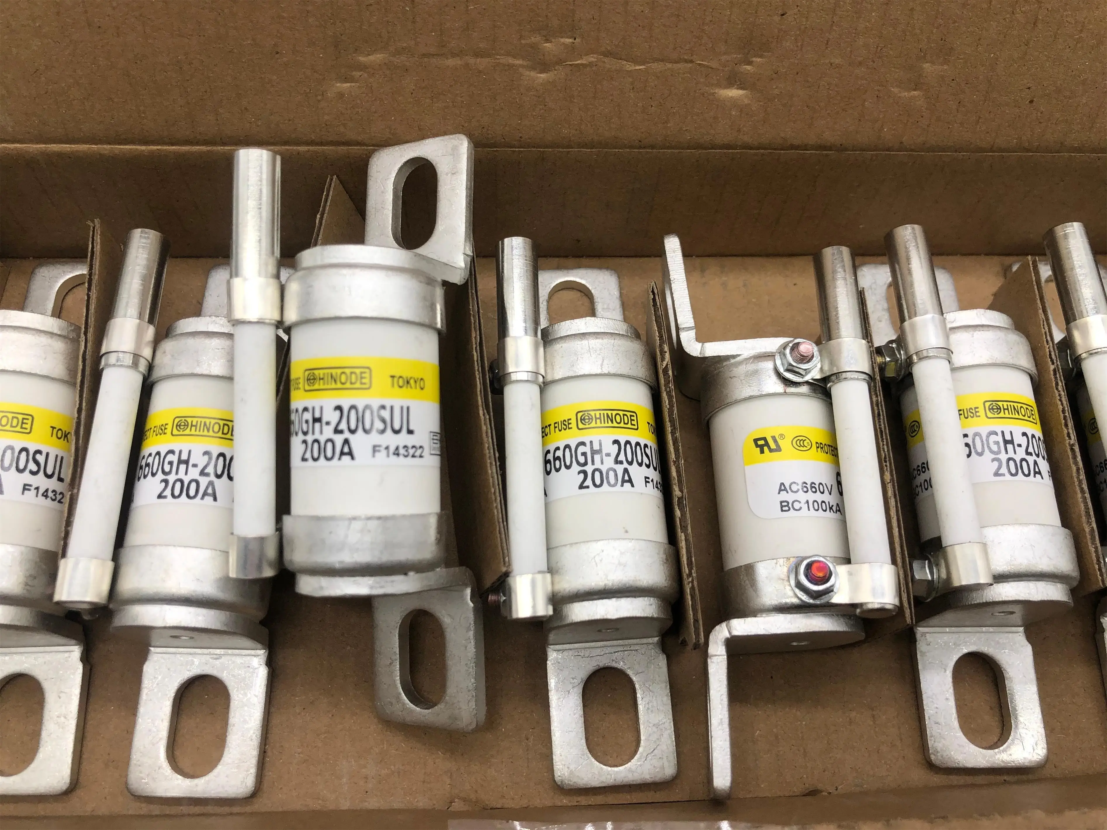 Новые Предохранители 660GH-200S 660GH-200SUL 660GH-200ULTC
Новые Предохранители 660GH-200S 660GH-200SUL 660GH-200ULTC