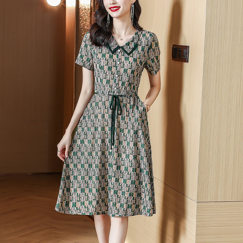 Summer New Simple Mid-Length Slim Fashion A-Line Skirt Doll Collar Short-Sleeved Stitching Commuter Temperament Dress
Summer New Simple Mid-Length Slim Fashion A-Line Skirt Doll Collar Short-Sleeved Stitching Commuter Temperament Dress
