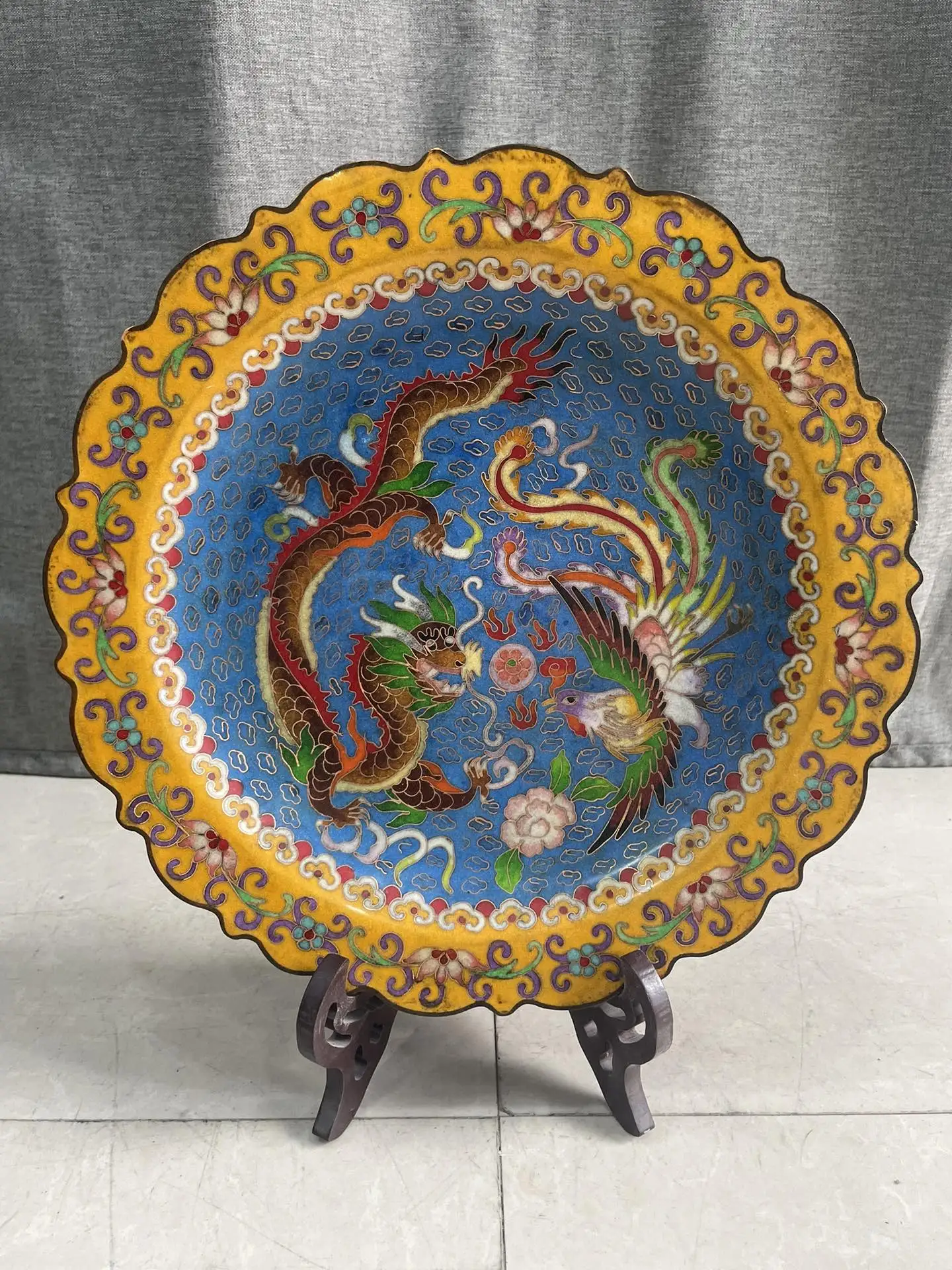 12"Tibet Temple Collection Old Bronze Cloisonne Enamel Dragon Phoenix Auspicious Pattern Appreciation Plate Screen Ornaments
12"Tibet Temple Collection Old Bronze Cloisonne Enamel Dragon Phoenix Auspicious Pattern Appreciation Plate Screen Ornaments