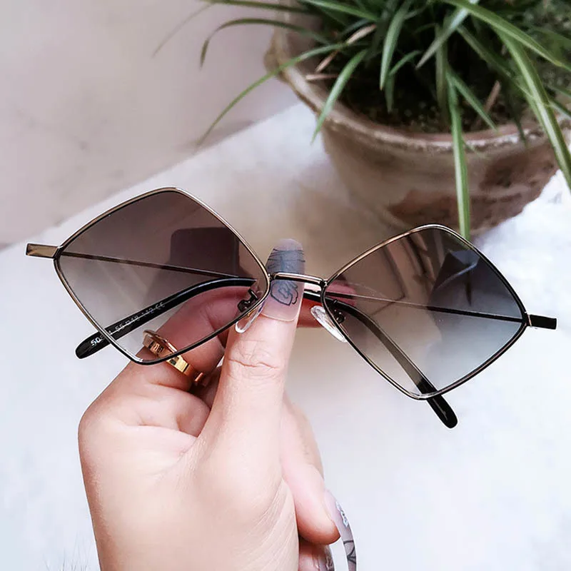 Luxury Brand Diamond Sunglasses Women Gun Grey Shades Men Small Square Glasses Elegant Female Retro Rhombus Sun Glasses Feminino
Luxury Brand Diamond Sunglasses Women Gun Grey Shades Men Small Square Glasses Elegant Female Retro Rhombus Sun Glasses Feminino