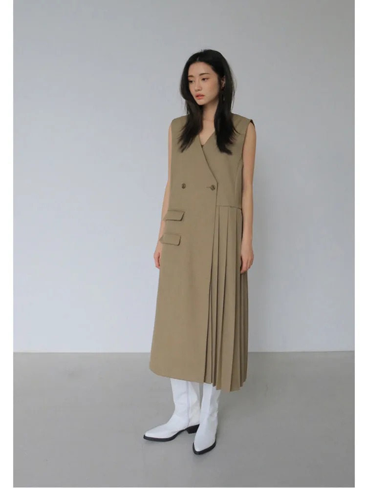 Minimalist Loose Ladies Khaki Sleeveless V-Neck Cross Two Buttons Loose Side Design Pleated Dress 2022 Summer New B547 
Minimalist Loose Ladies Khaki Sleeveless V-Neck Cross Two Buttons Loose Side Design Pleated Dress 2022 Summer New B547