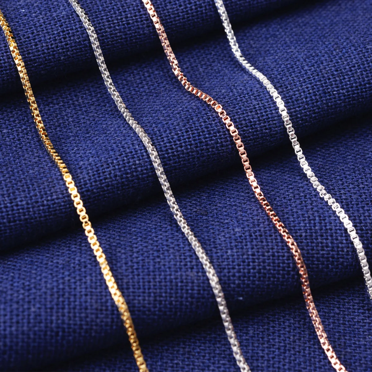 Импортная 1 мм цепочка в коробке 0,8 мм Женская короткая цепочка на ключицы посеребренное ожерелье с цепочкой
Импортная 1 мм цепочка в коробке 0,8 мм Женская короткая цепочка на ключицы посеребренное ожерелье с цепочкой