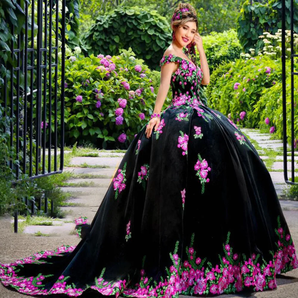 Beautiful Black Mexican Quinceanera Dresses 2022 Charro Off The Shoulder Florals Sweet 16 Years Dress vestidos de 15 años
Beautiful Black Mexican Quinceanera Dresses 2022 Charro Off The Shoulder Florals Sweet 16 Years Dress vestidos de 15 años
