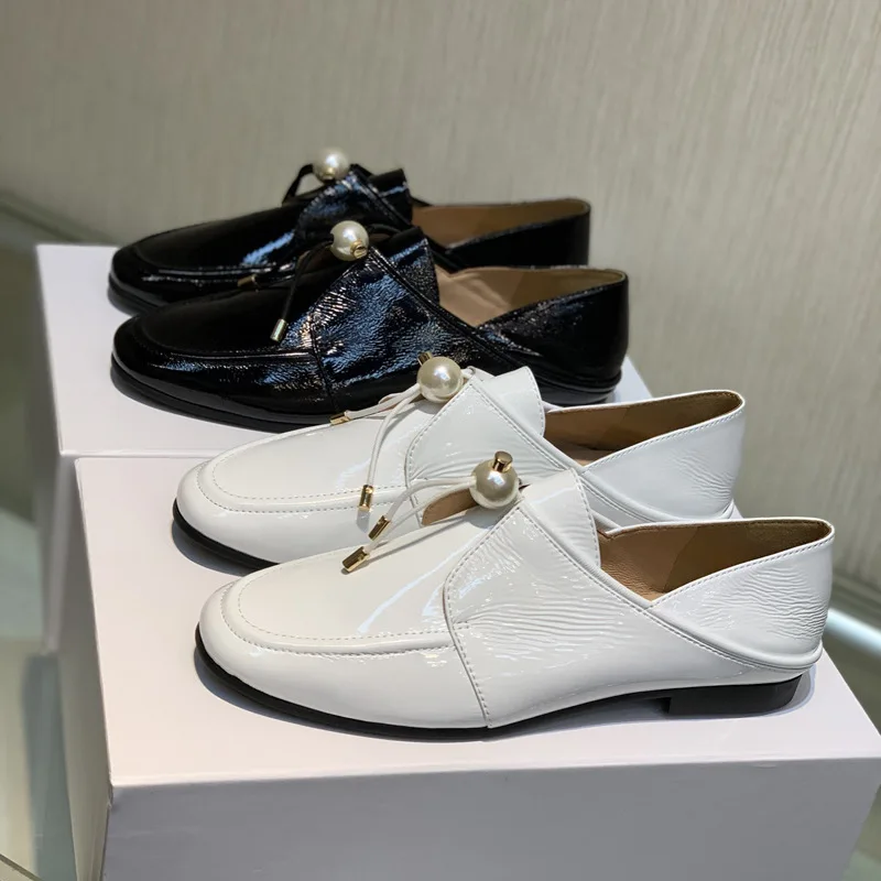 Women's Single Shoes Pearl Drawstring Patent Leather Elegant Flat Shoes
Women's Single Shoes Pearl Drawstring Patent Leather Elegant Flat Shoes