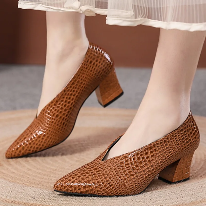 Женские туфли на высоком каблуке со змеиным принтом и открытым носком
Женские туфли на высоком каблуке со змеиным принтом и открытым носком