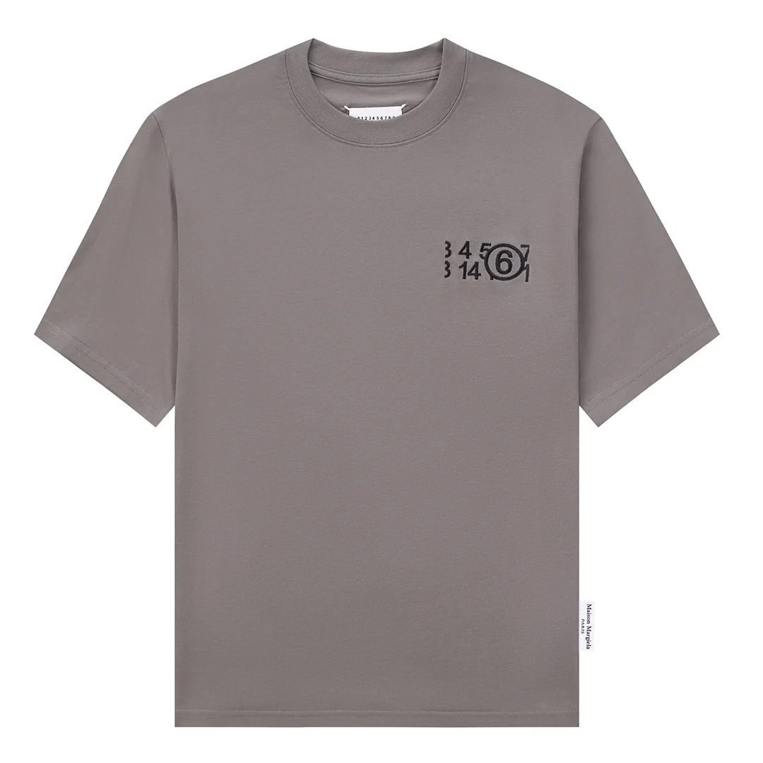 Maison Style Oversized 23 New MM6 Top Digital Embroidery Hand Stitching Overlap Loose Casual Short Sleeve T-Shirt Unisex
Maison Style Oversized 23 New MM6 Top Digital Embroidery Hand Stitching Overlap Loose Casual Short Sleeve T-Shirt Unisex