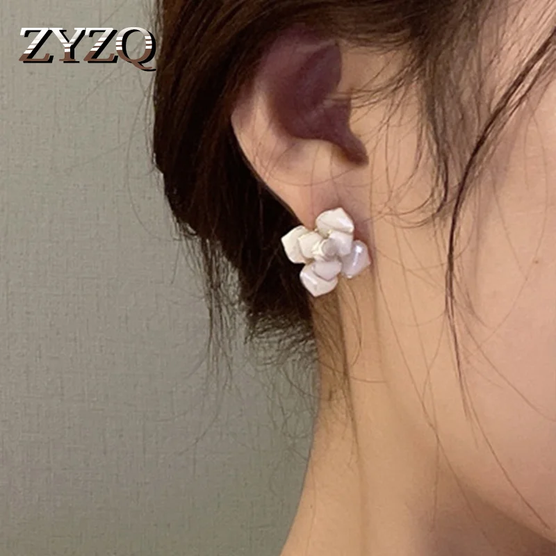 

ZYZQ темпераментные трехмерные серьги-гвоздики с белым цветком для женщин простые и элегантные белые серьги-гвоздики с ракушками ювелирные и...