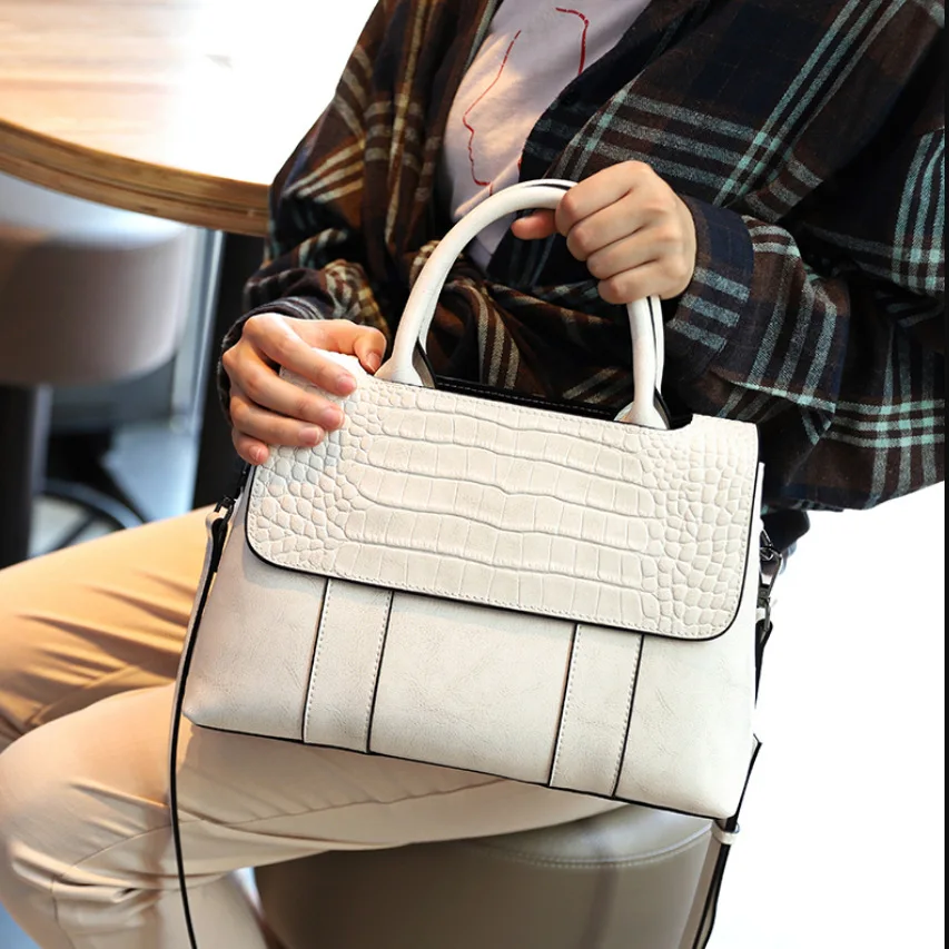 Crocodile pattern hand-held shoulder bag fashion elegant temperament light atmosphere diagonal leather women's bag
Crocodile pattern hand-held shoulder bag fashion elegant temperament light atmosphere diagonal leather women's bag