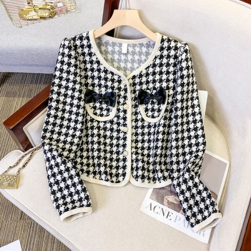 Women's Autumn and Winter New French High-end Temperament V-neck Long Sleeve Vintage Plaid Tweed Fashion Short Cardigan Coat
Women's Autumn and Winter New French High-end Temperament V-neck Long Sleeve Vintage Plaid Tweed Fashion Short Cardigan Coat