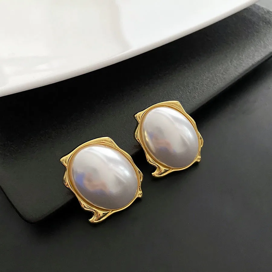 Faishon New French Light Luxury Design Vintage Temperament Exquisite Senior Sense Of Women's Pearl Stud Earring Jewelry Gift
Faishon New French Light Luxury Design Vintage Temperament Exquisite Senior Sense Of Women's Pearl Stud Earring Jewelry Gift